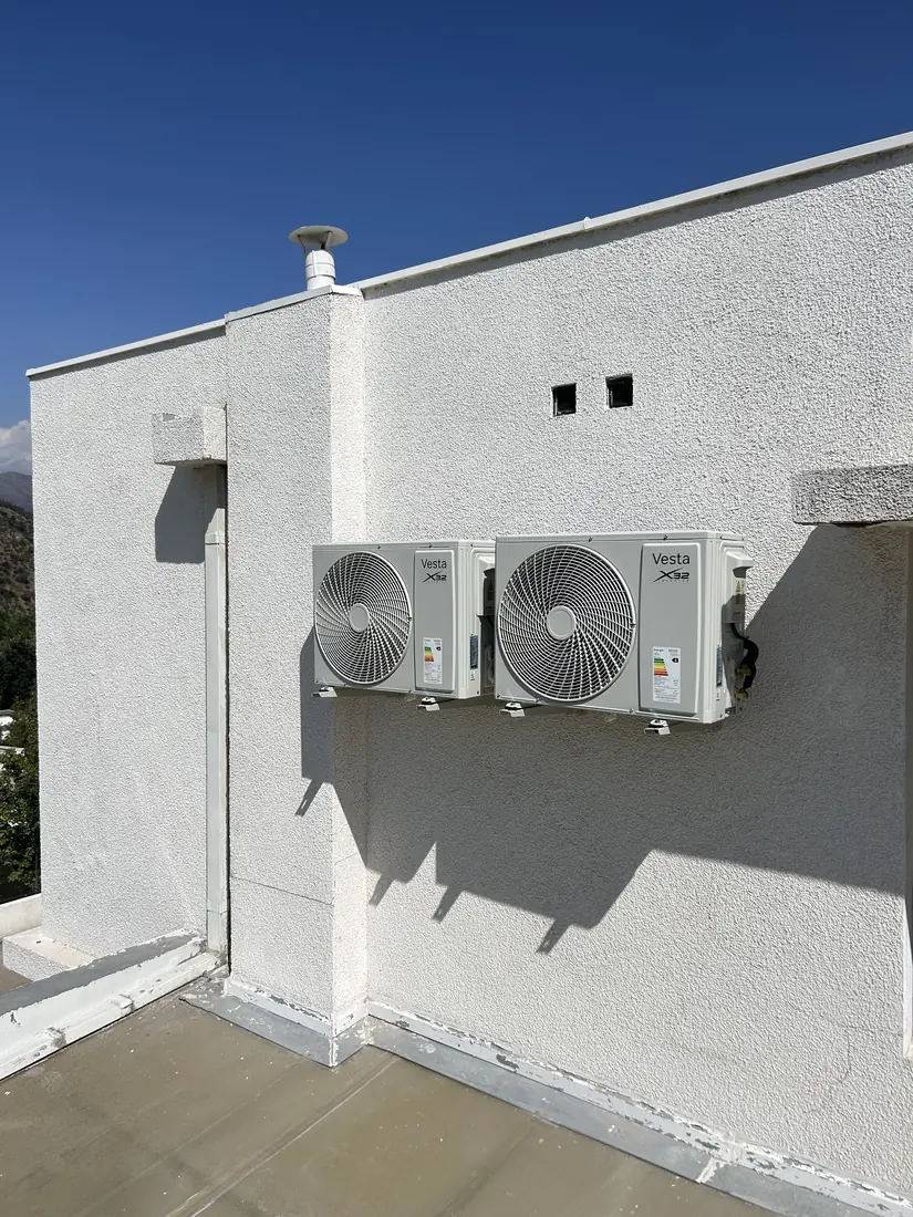 Dos unidades exteriores alineadas en fachada